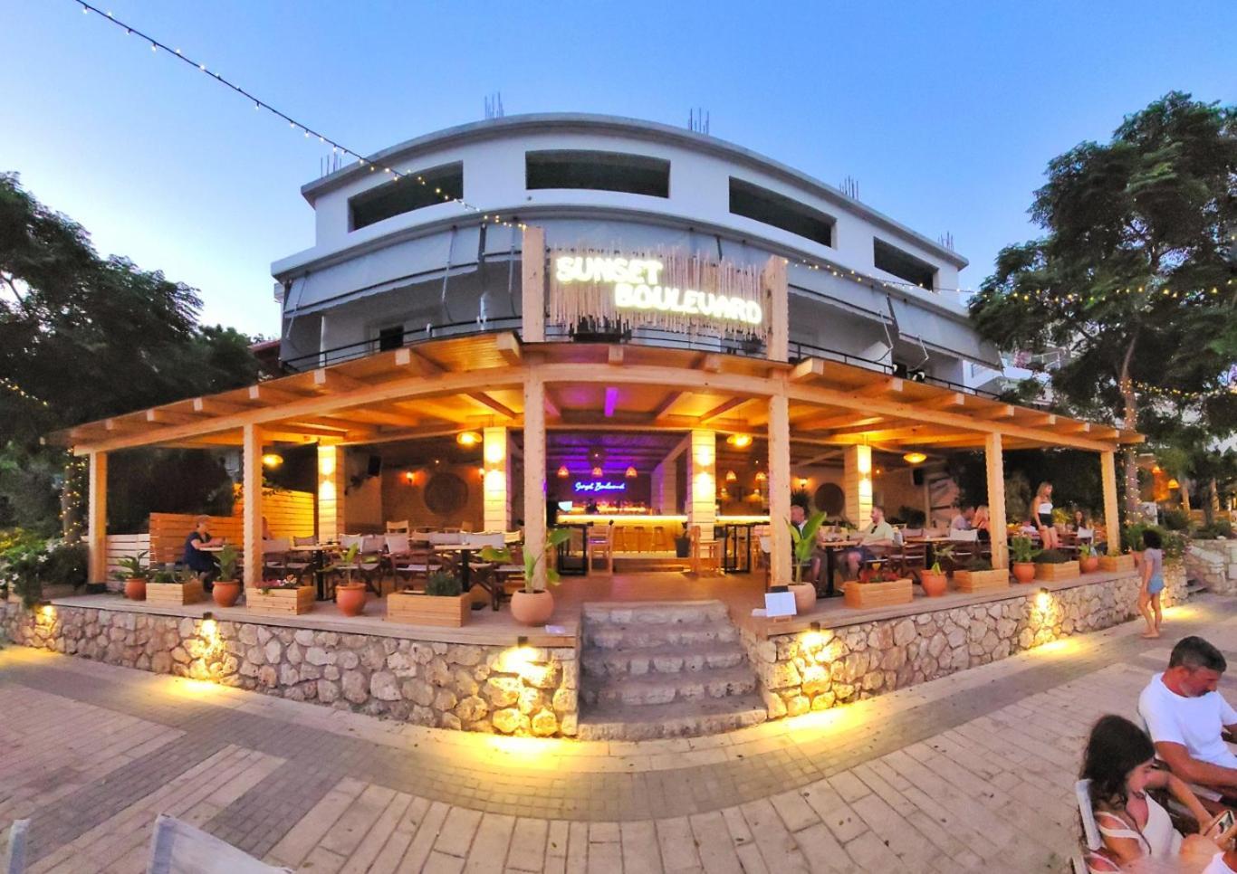 Sunset Boulevard Hotel Qeparo Extérieur photo
